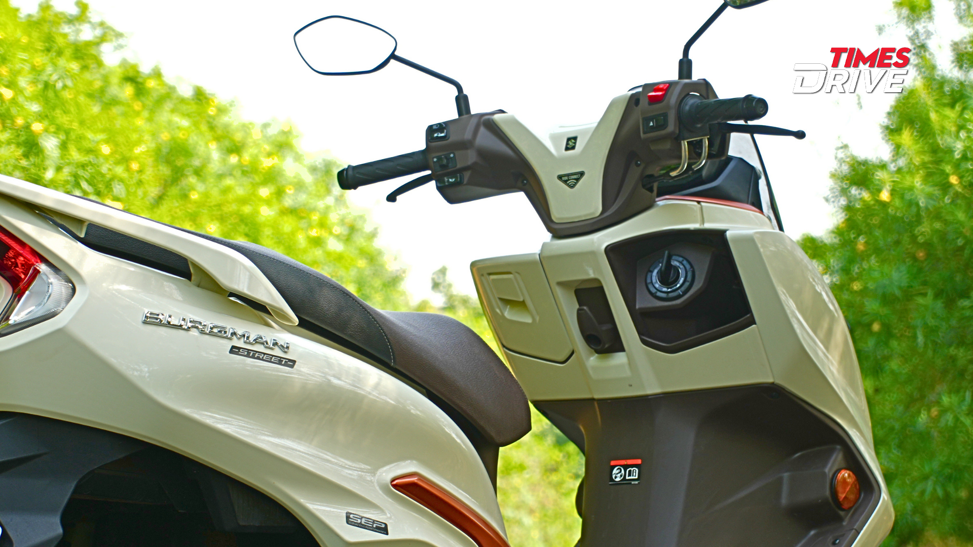 Gets two storage space on the front of the scooter
