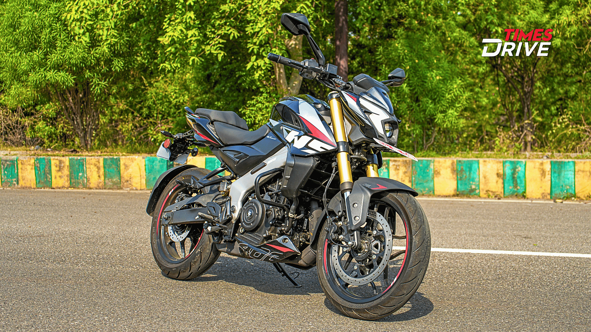 Aggressive Front Design And Gold-Finished USD Forks