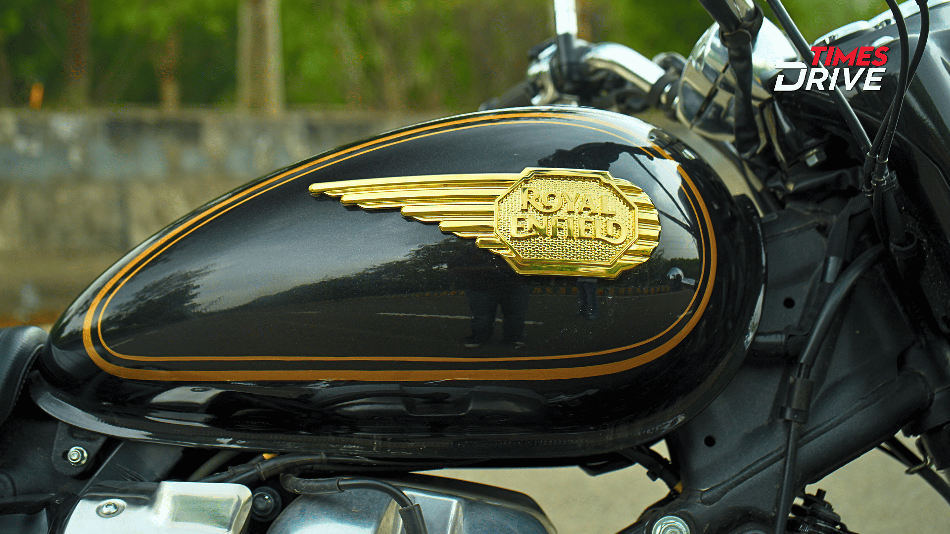 Fuel Tank Ornament and Pinstripes Give an Authentic Feel