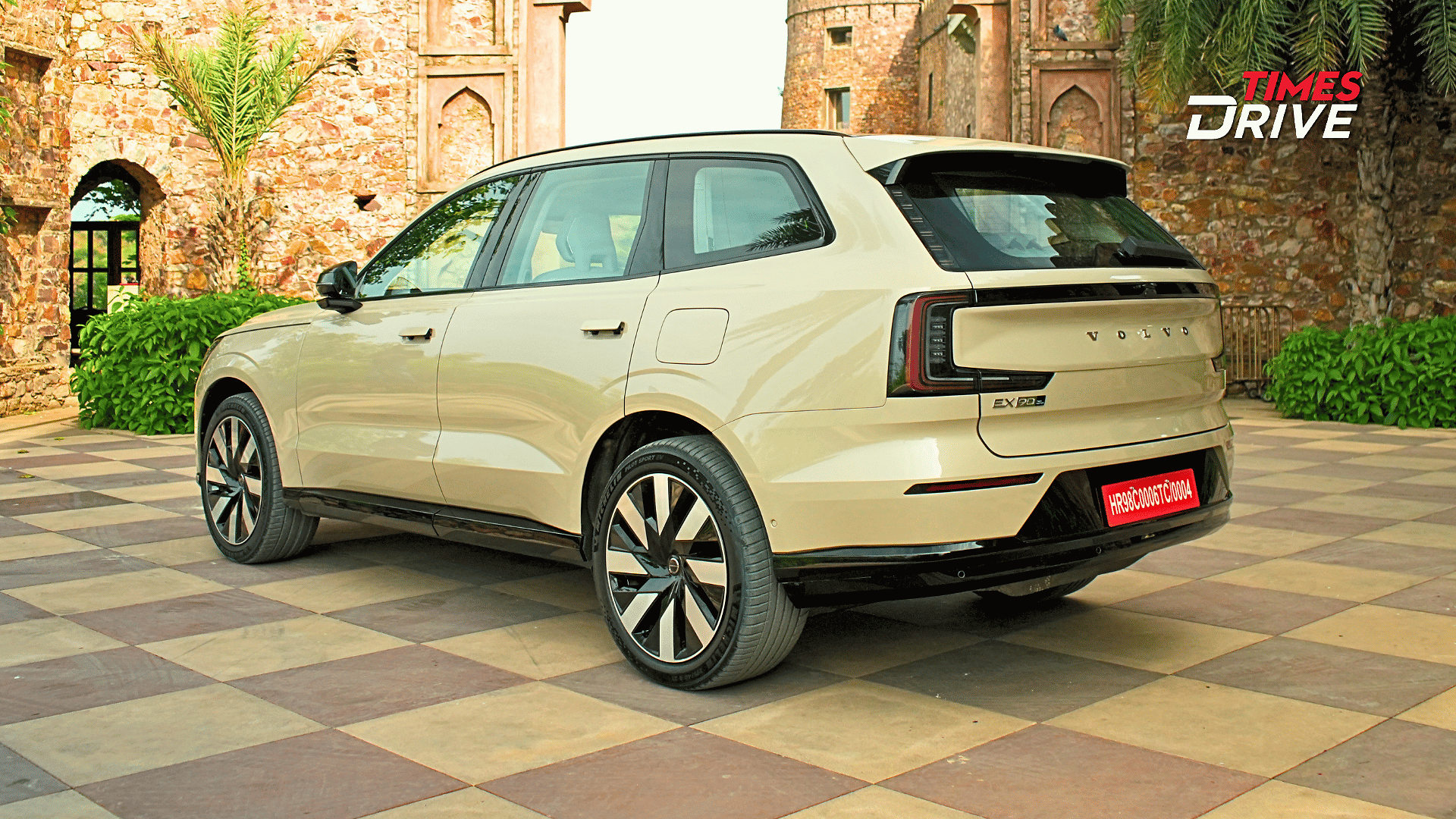 21-inch diamond-cut alloys with aero inserts
