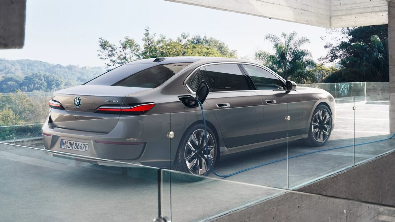 BMW i7 250kW Fast Charging
