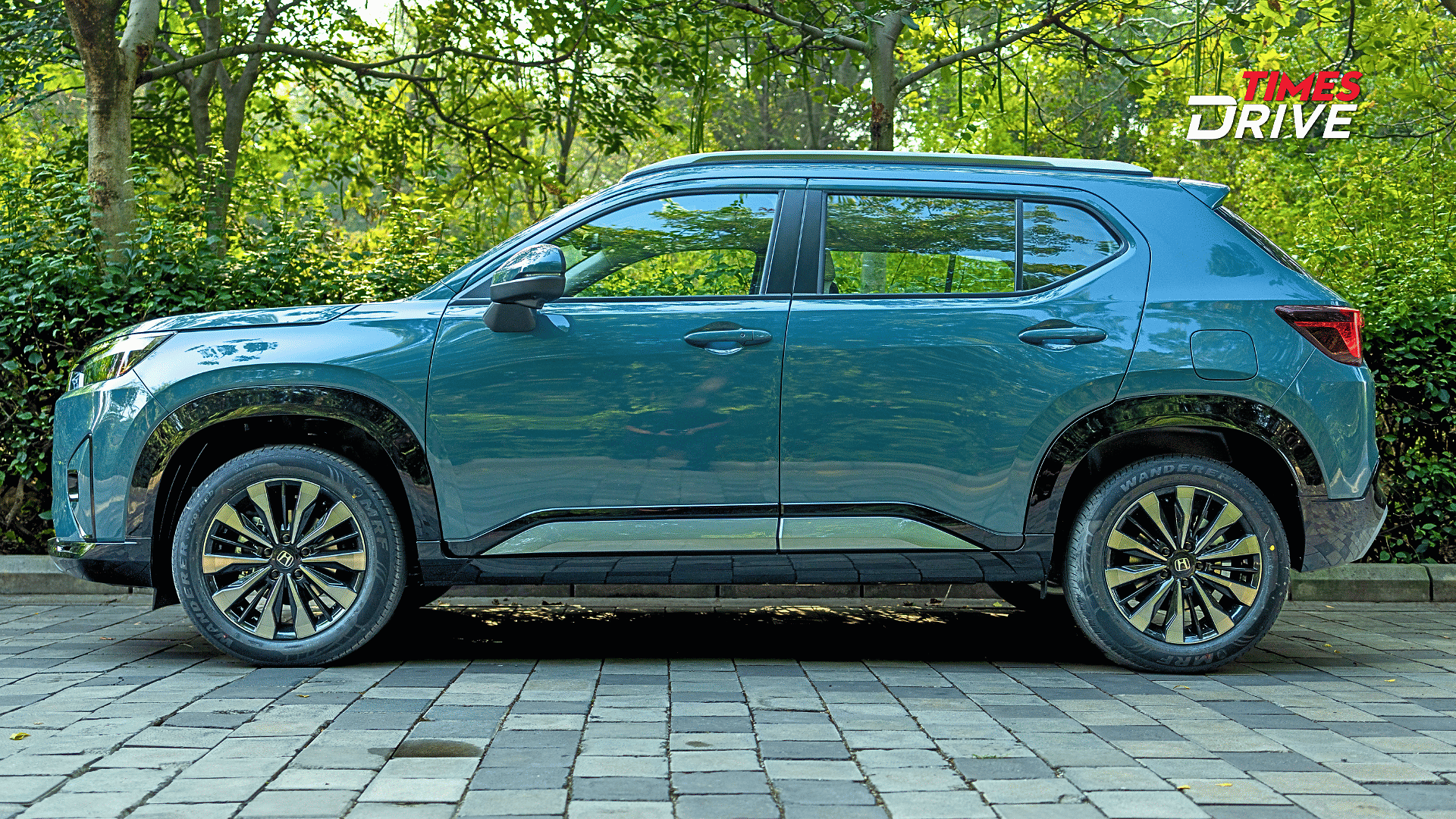 17-inch alloys get a darker appearance