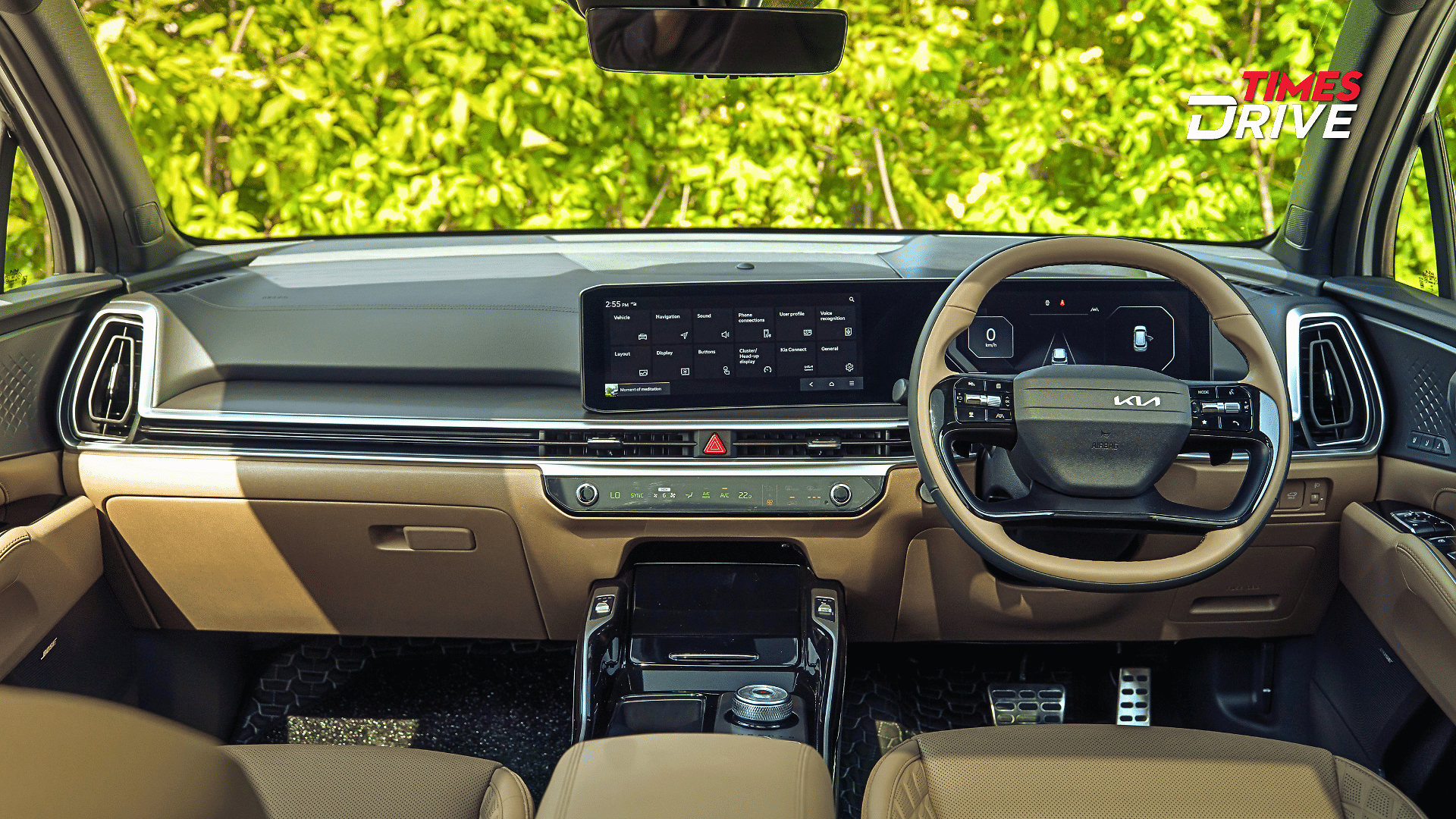 Dual-screen curved display and 4-spoke steering wheel
